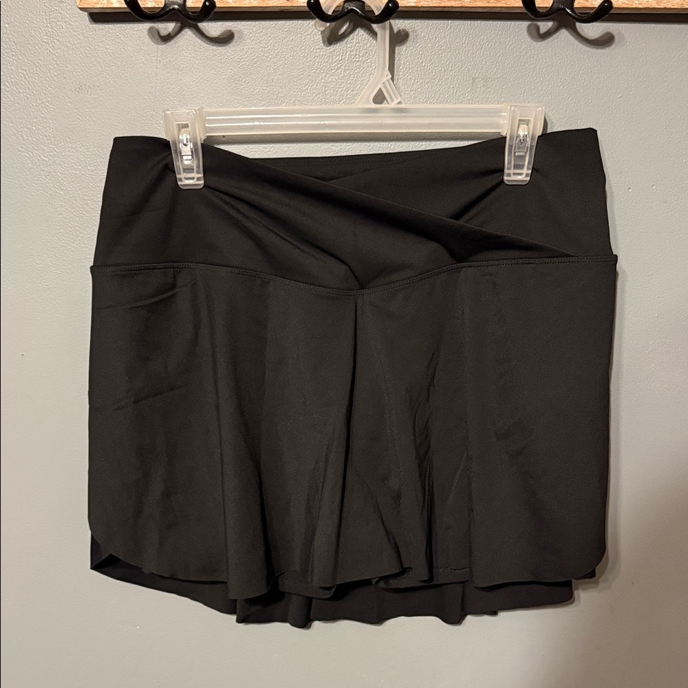 HALARA Black Skort with Elegant Pleats